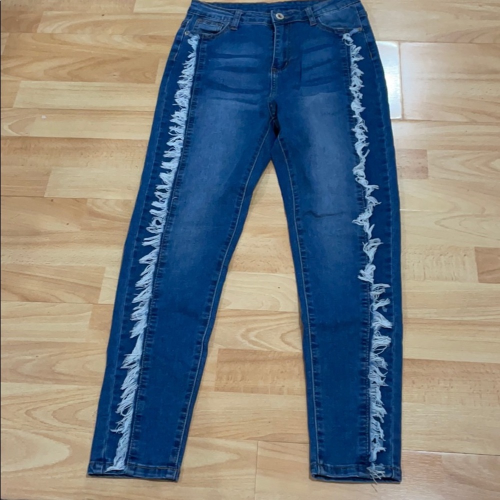 Denim jeans with fringe fray detail